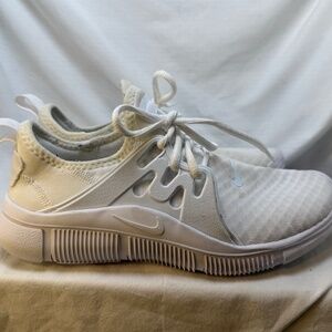 NIKE Running Shoes Womens Size 7 White Acalme Athletic Sneakers AQ7459-100